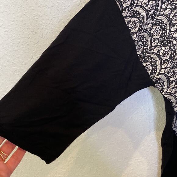 Chico’s Lace Pattern Block Pattern Top EUC Sz 16 Faux Leather 3/4 Sleeves - Picture 2 of 13